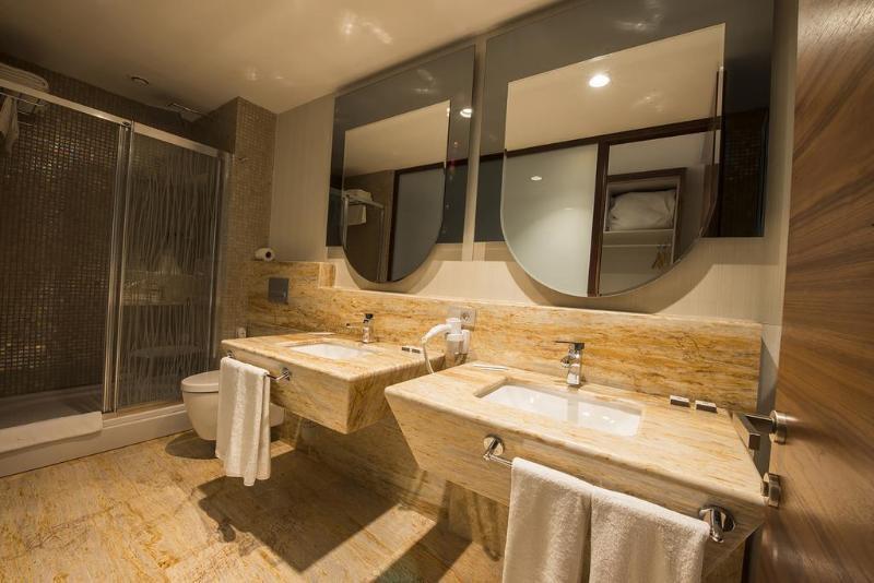 Hotel Ramada By Wyndham Gemli̇K Gemlik Esterno foto