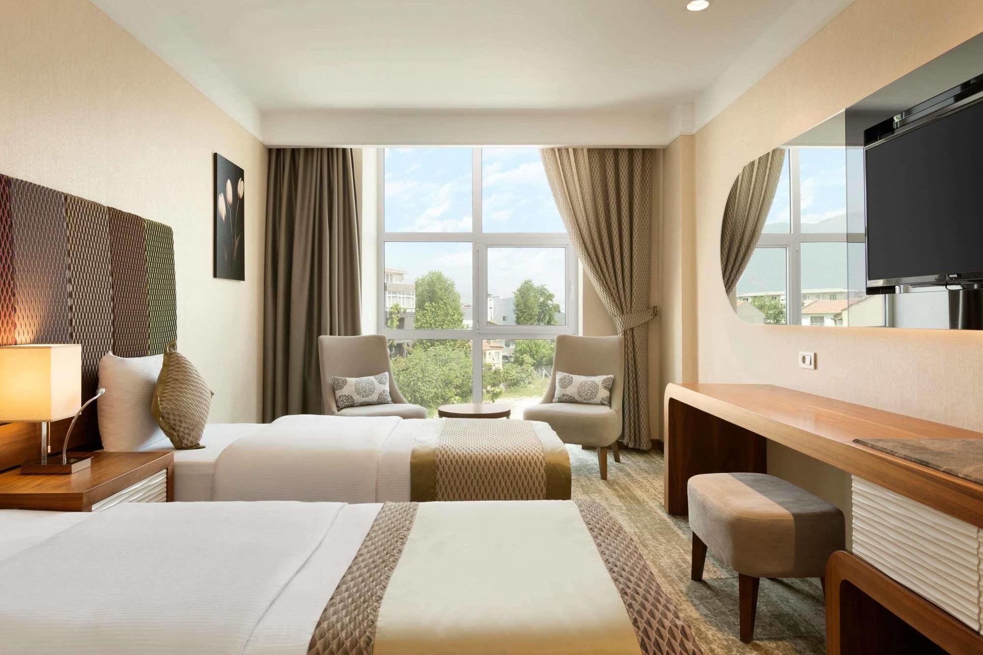 Hotel Ramada By Wyndham Gemli̇K Gemlik Esterno foto